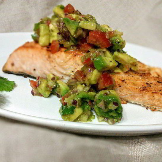 Рецепт лосося с соусом сальса из авокадо