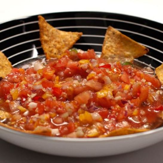 Рецепт мексиканской сальсы с кукурузными чипсами