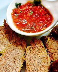 Свиная вырезка маринованная в кинзе и томатная сальса