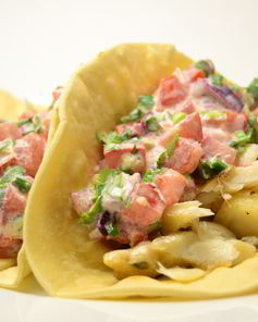 Тако с жареной треской и соусом сальса