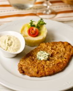 Шницель из свиной вырезки с соусом тартар