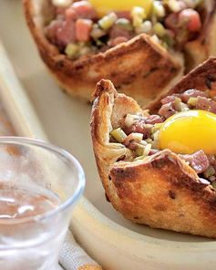 Стейк тартар с перепелиным яйцом в корзиночках из тостов