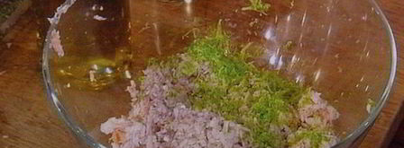 тартар из форели на блинчиках из батата, авокадо-рукола салат. Шаг 5