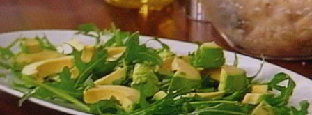 тартар из форели на блинчиках из батата, авокадо-рукола салат. Шаг 9