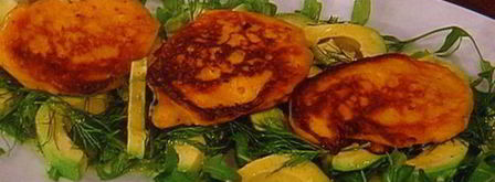 тартар из форели на блинчиках из батата, авокадо-рукола салат. Шаг 10