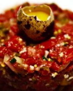 Тартар из говядины с анчоусами и корнишонами