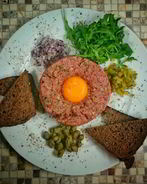 Тартар из говядины с каперсами