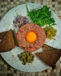 Тартар из говядины с каперсами