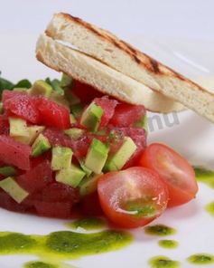 Тартар из тунца с авокадо