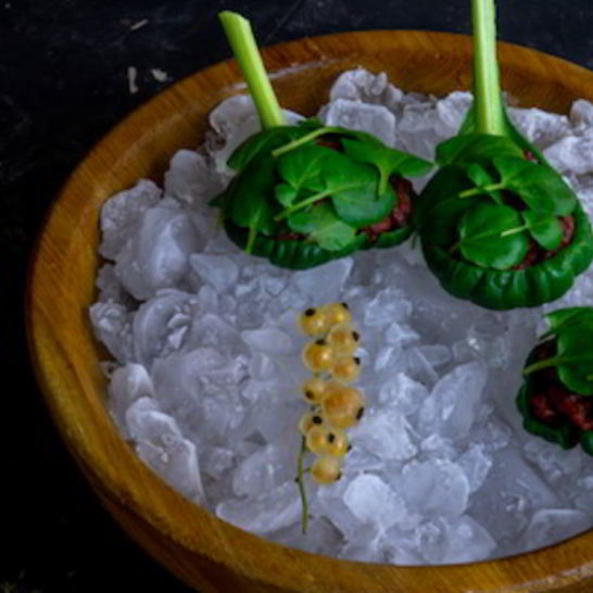 Рецепт тартара из ягненка с белой смородиной и земляникой