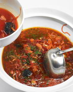 Борщ с черносливом, фасолью и копченой грудинкой