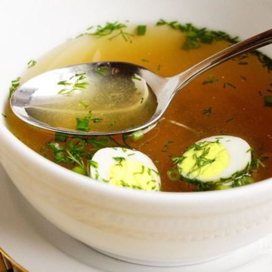 Рецепт базового куриного бульона с перепелиными яйцами