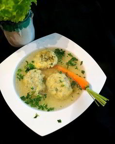 Куриный бульон с клецками