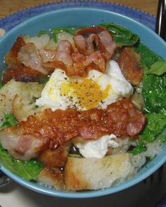 Куриный бульон с яйцом и беконом