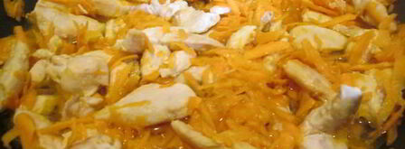 курица тушеная с морковью в бульоне. Шаг 6