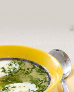 Мясной бульон с яйцом и зеленью