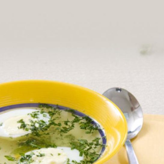 Рецепт мясного бульона с яйцом и зеленью