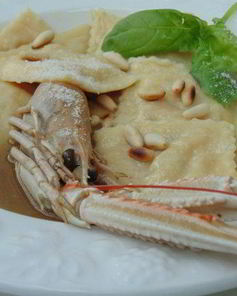 Равиоли с лангустинами и цукини в густом бульоне