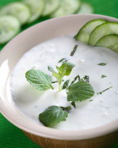 Белый гаспачо с виноградом и огурцами