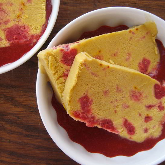 Рецепт клубничного гаспачо с семифреддо из манго, малины и шафрана