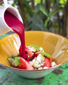 Свекольный гаспачо с арбузом и домашним сыром