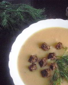 Легкий гороховый суп с чесночными гренками