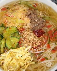 Холодный корейский суп Кукси с говядиной