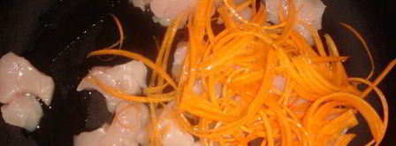 молочный суп по-тайски с курочкой, креветками и помидорчиками черри. Шаг 3