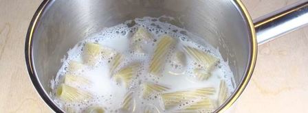 молочный суп с макаронами. Шаг 3