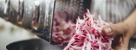 окрошка с куриной грудкой на кефире. Шаг 6