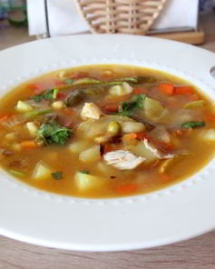 Куриный суп с овощами и мелкой пастой