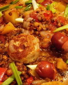 Густая тыквенная похлебка с чечевицей, тефтелями и копчеными колбасками