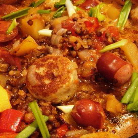 Рецепт густой тыквенной похлебки с чечевицей, тефтелями и копчеными колбасками