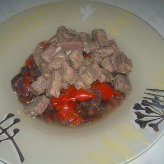 Рецепт острой бобовой похлебки с говядиной, сладким перцем и луком