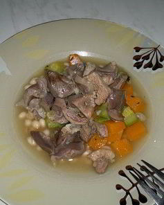 Похлебка с индюшачьими желудочками, бедром и овощами