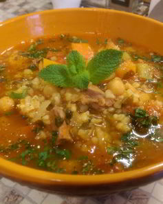 Шорба по-алжирски — густая похлебка с араниной, курицей, нутом, овощами и специями