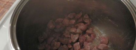 рассольник с перловкой и почками в мультиварке. Шаг 7