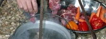 шурпа в казане на костре. Шаг 8