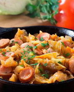 Ароматная солянка с сосисками