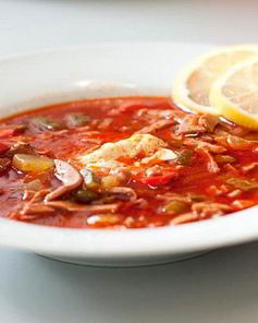 Мясная солянка с копченой курицей