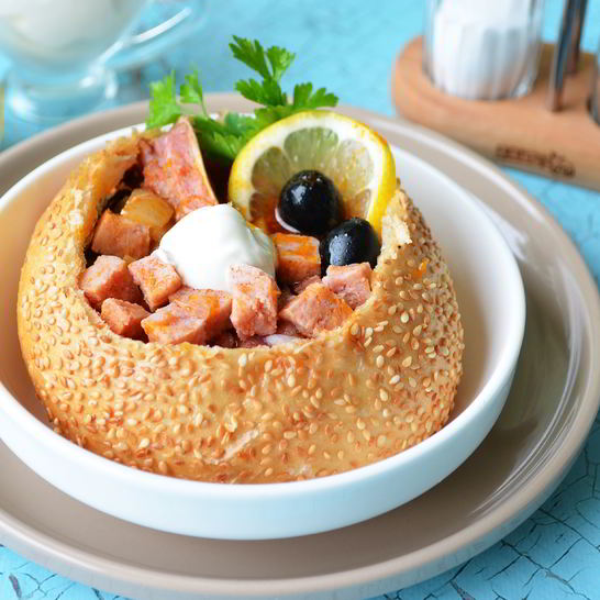 Рецепт солянки с копченостями в хлебе