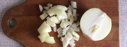 солянка второе блюдо тушенная картошка с рыбой и квашенной капустой. Шаг 3