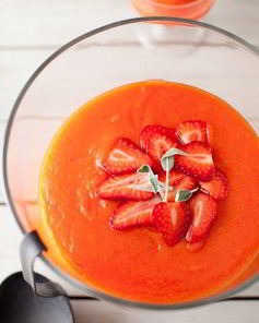 Летний суп-пюре с папайей и клубникой