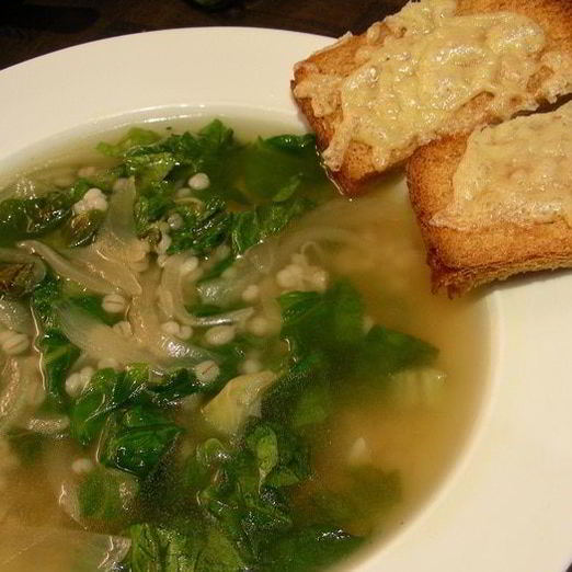 Суп с карамелизированным луком, перловкой и листовой капустой