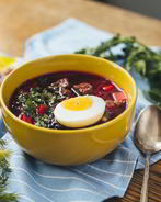 Горячий свекольник с яйцом