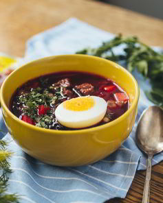 Горячий свекольник с яйцом