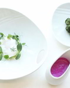 Холодный свекольник со свежим огурцом и горячий картофель с укропом