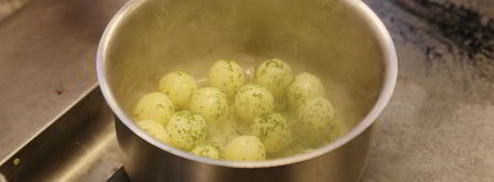 холодный свекольник со свежим огурцом и горячий картофель с укропом. Шаг 4