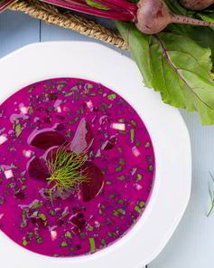 Свекольник с сельдереем, ботвой и зеленым салатом