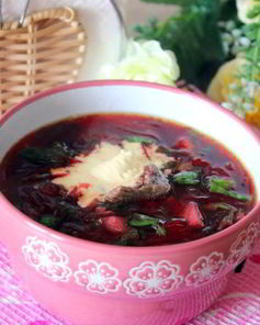 Свекольный суп со щавелем и шпинатом